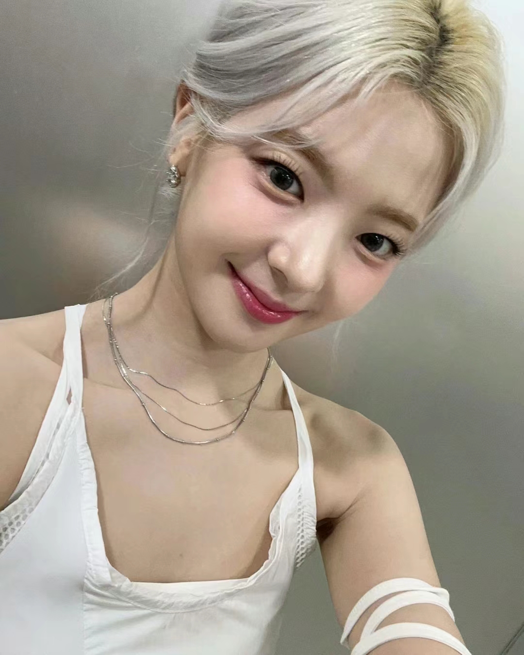 美女高雅造型_美女头像真人甜美
