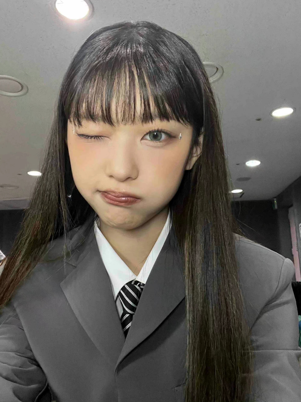 美女照片侧脸好看头像_美女高雅造型