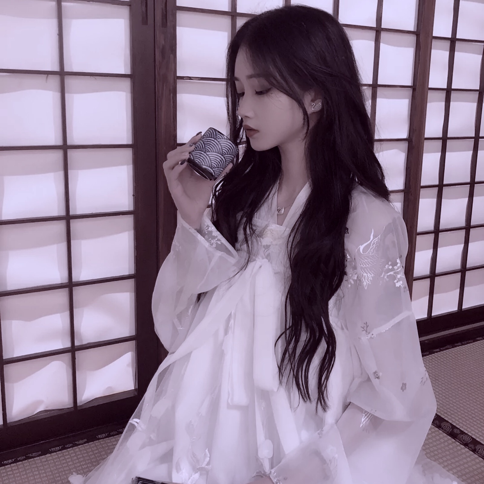 美女照片侧脸好看头像_美女照片头像霸气