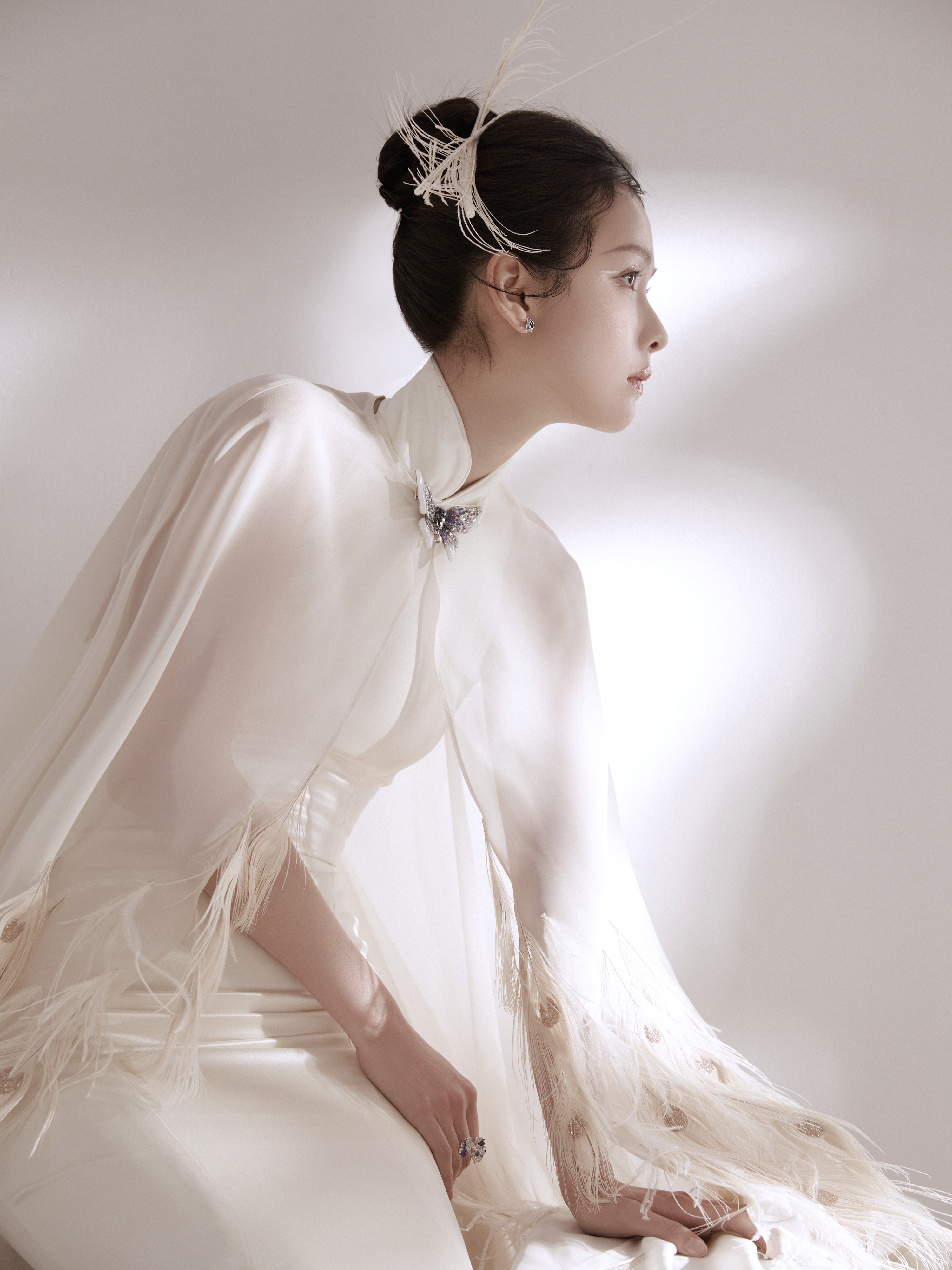一个美丽的新娘站在她的背后_美女头像甜美