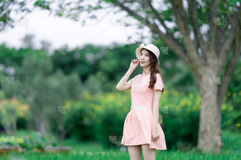 灰色背景上的年轻女子_美女图片微信头像