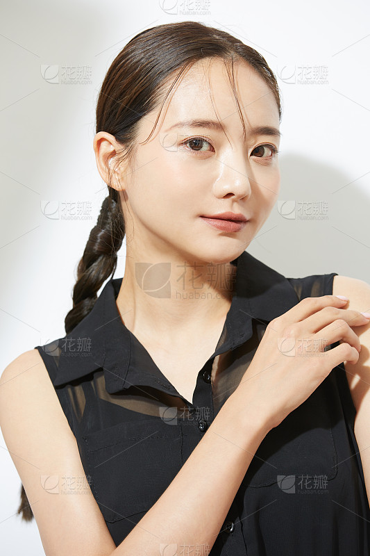 画室里的美女肖像_美女照片真人图片背面