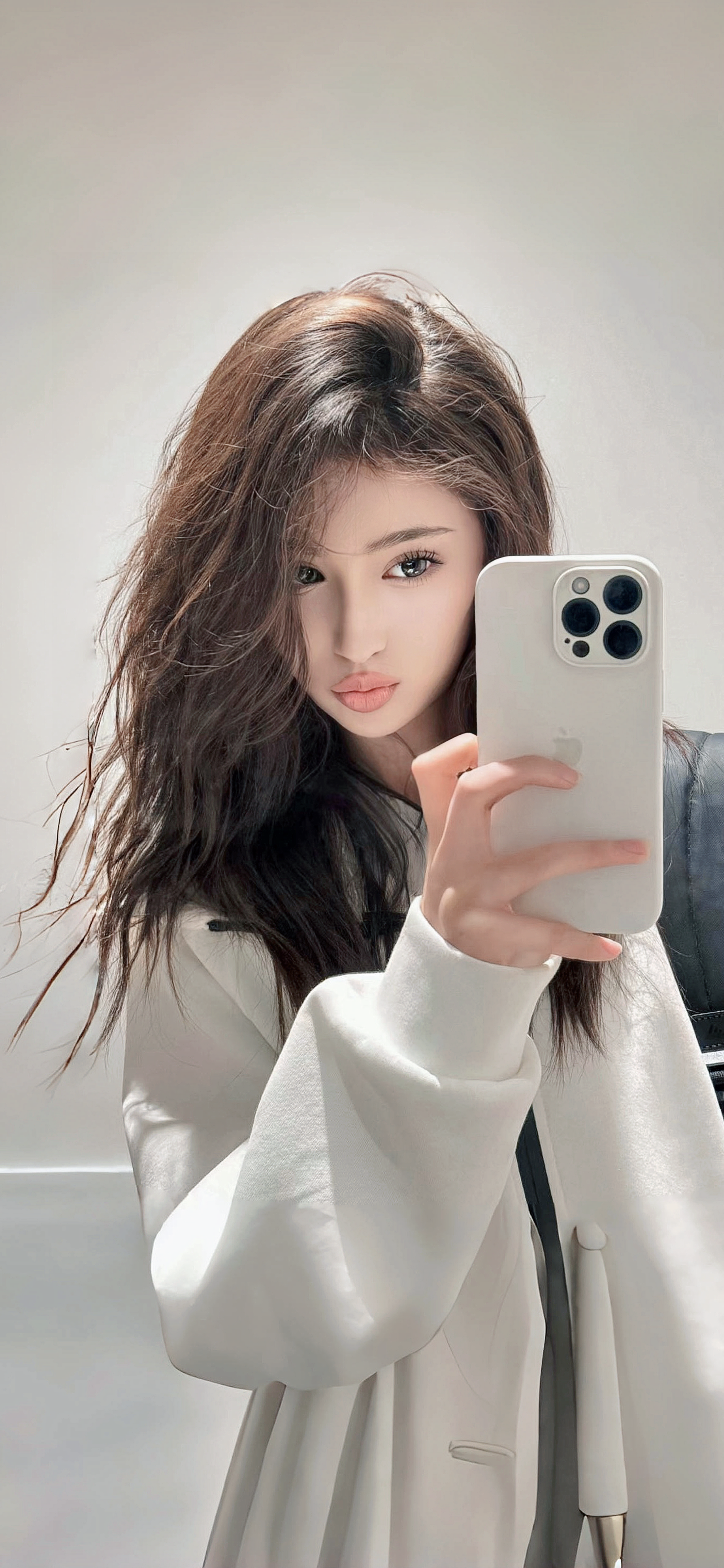 两个年轻女友在球场上自拍_美女壁纸1080x1920电脑