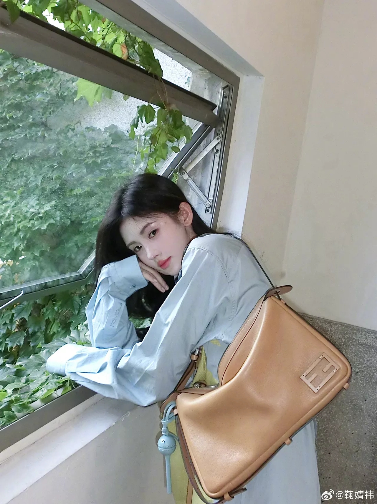 美女照片真人图片背面_美女头像甜美