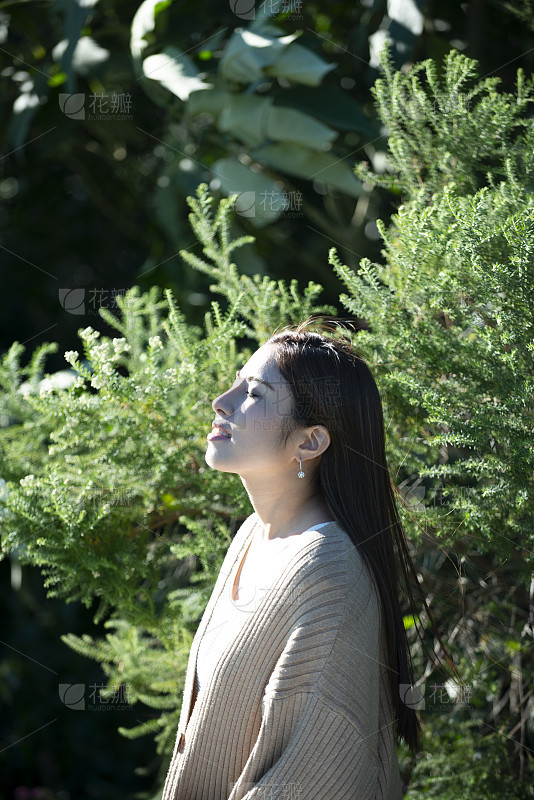 女孩坐在田野里背景是夕阳_美女头像甜美