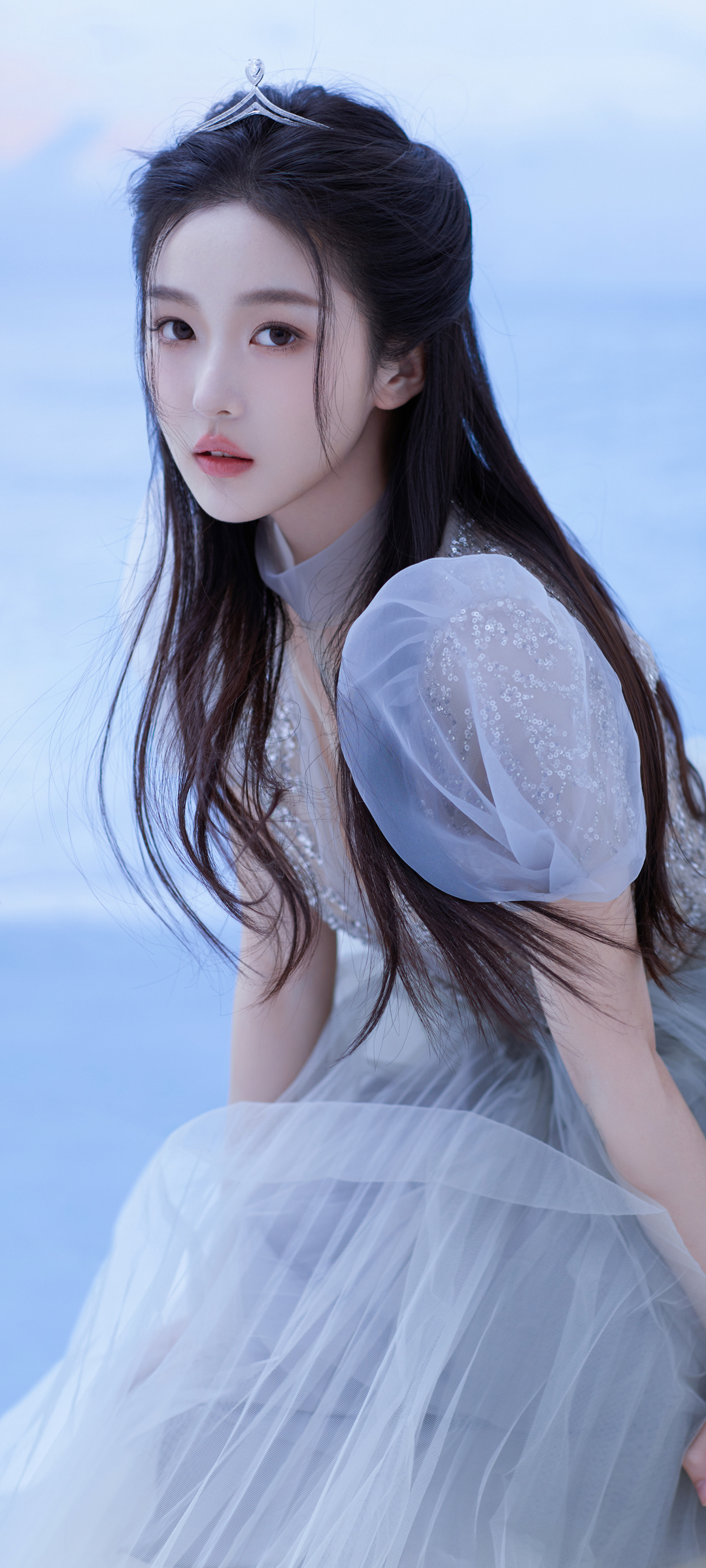 三八妇女节梦幻感花丛人物自然背景_美女图片微信头像