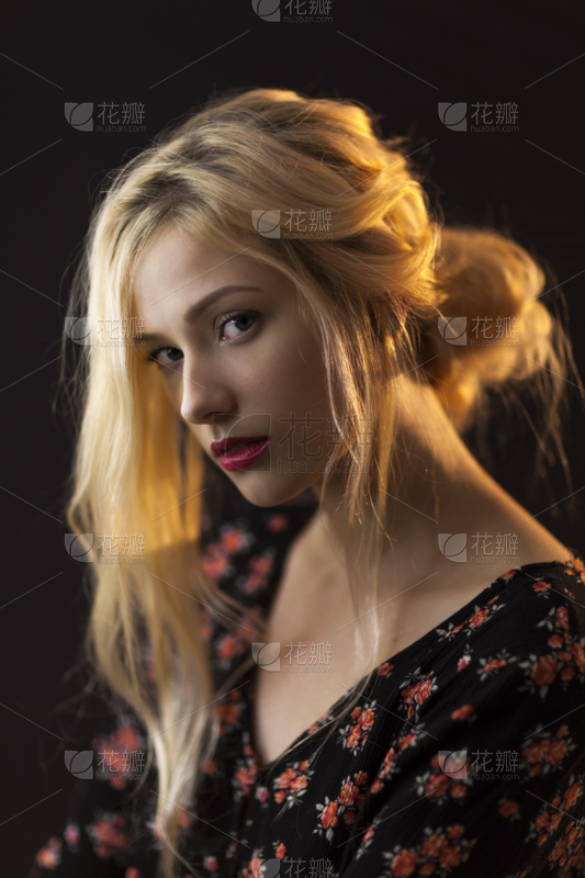 人物系列写实穿着时尚的女装模特的街拍侧面半身照_美女头像照片