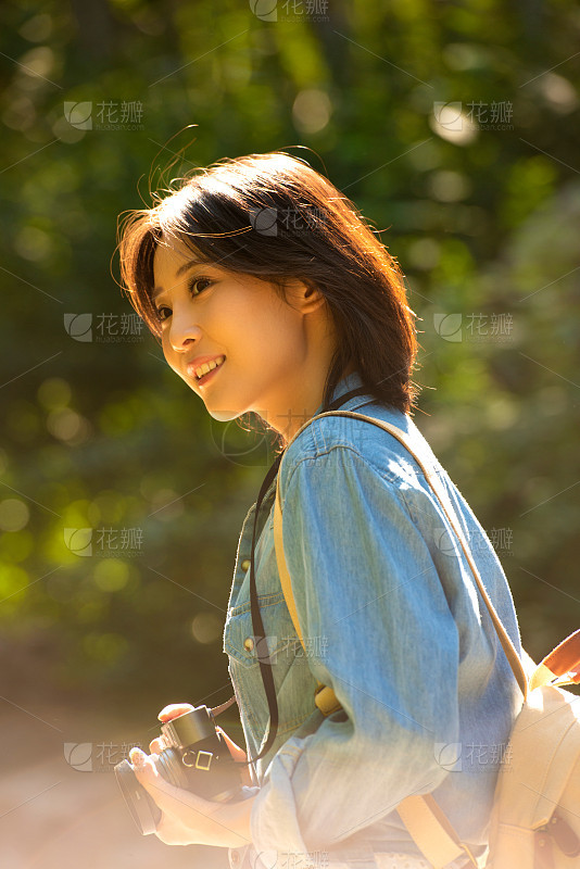 干净青年女人完美皮肤自然美纯净背景分离肖像人的眼睛欢乐_美女壁纸2560*1440