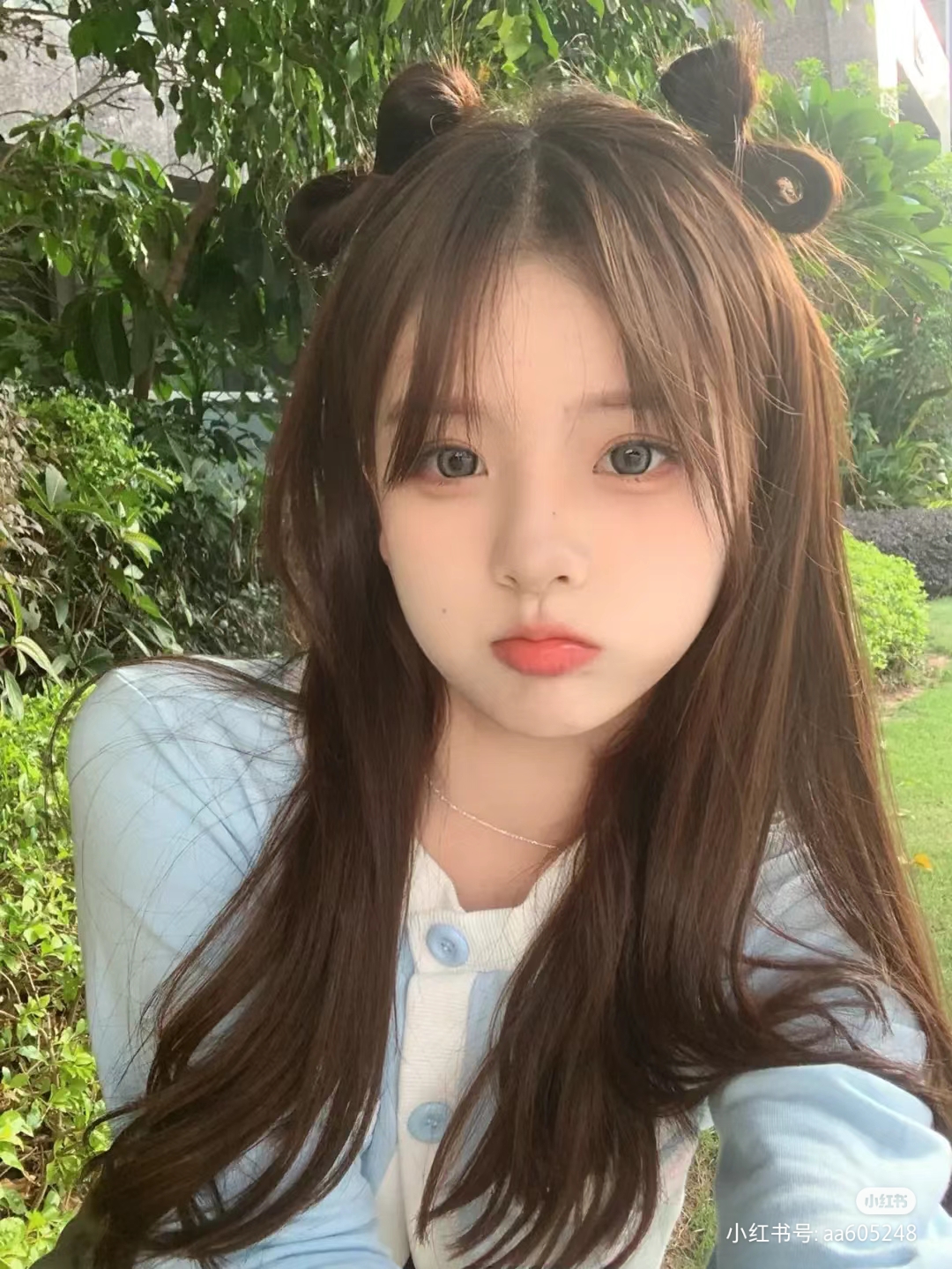 两个快乐的女人在沙滩上自拍鬼混_美女图片微信头像背影唯美