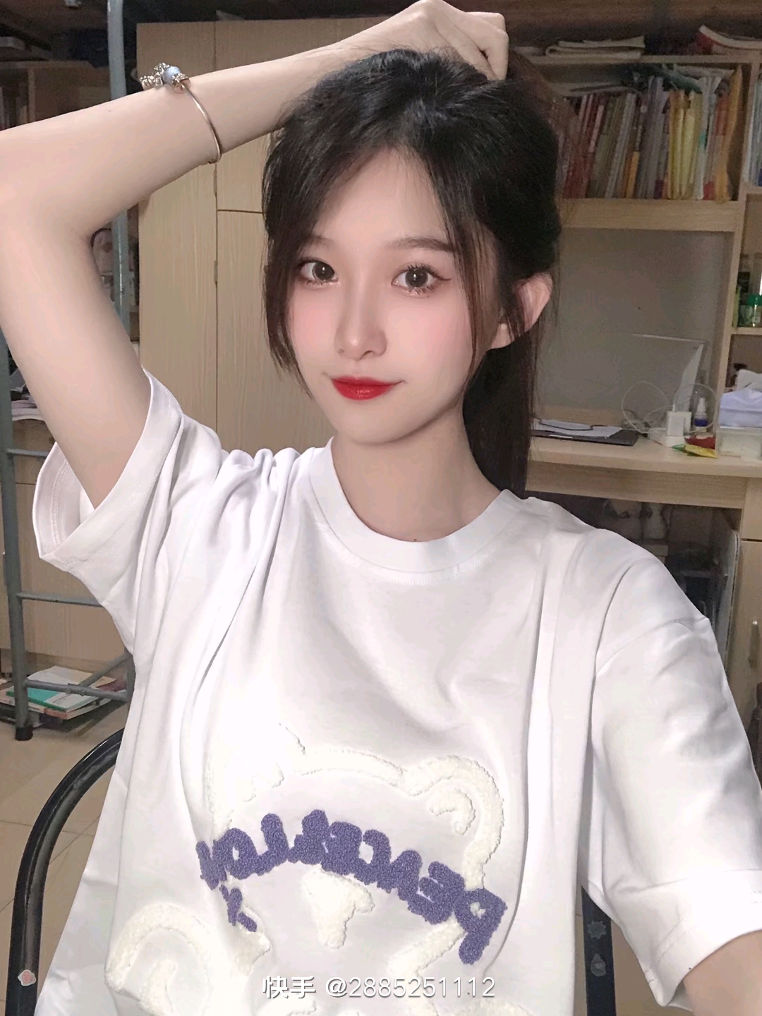情侣拍照姿势小红书_美女头像真人可爱