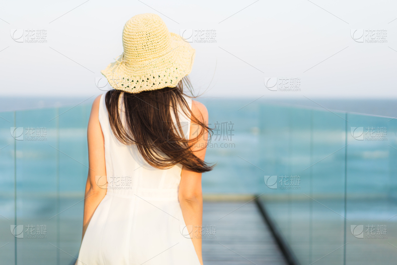 人物系列写实穿着斑点连衣裙的女装模特在街头摆拍_美女壁纸ins电脑