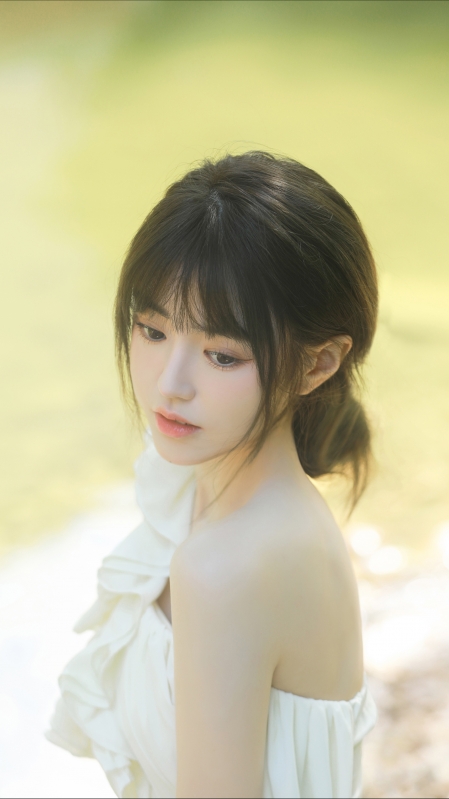 妇女节唯美感女性花海蝴蝶天空背景_美女照片