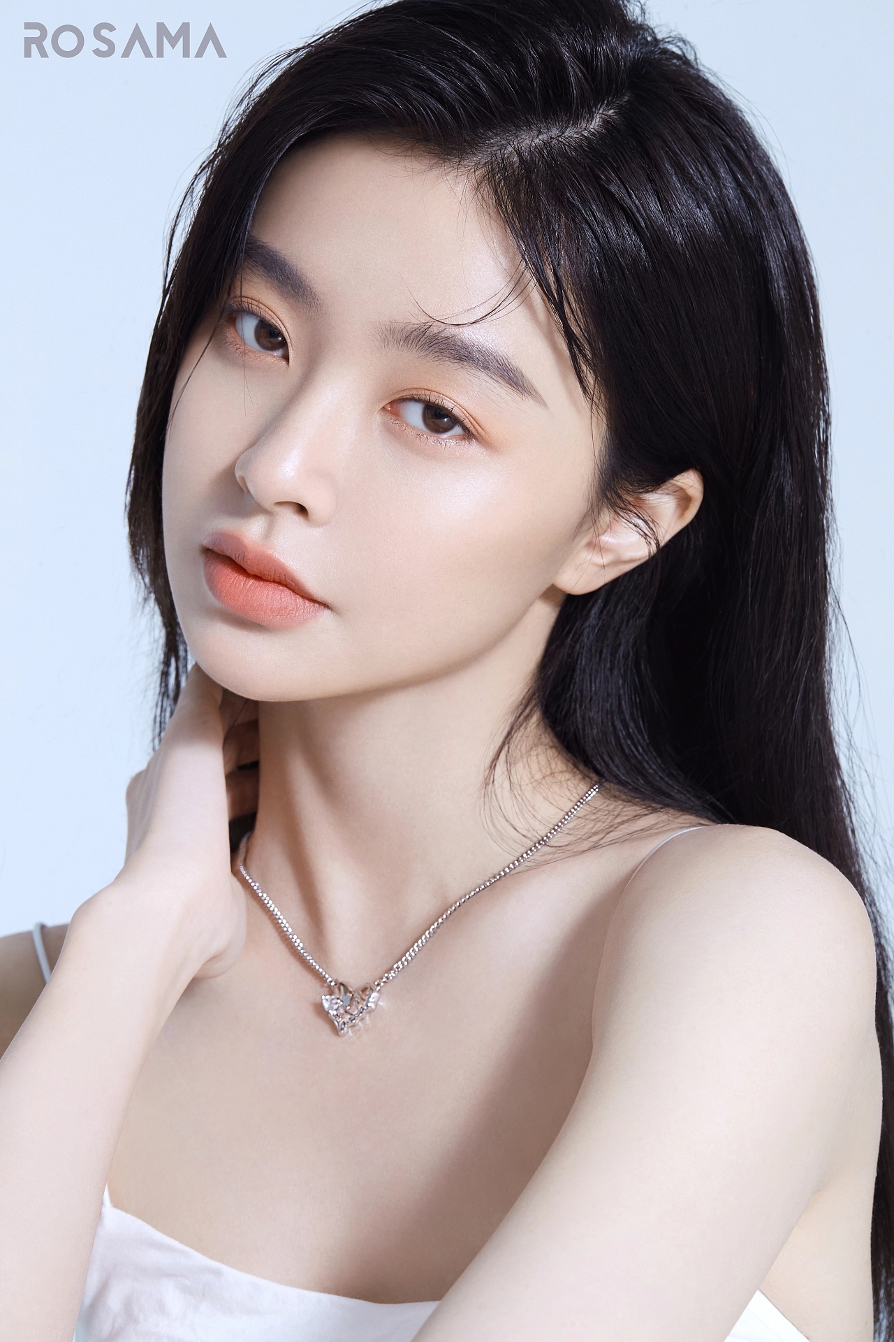 国潮妆容彩妆眼妆唇妆护肤美妆美女微笑笑容模特医美女装酷流行时尚珠宝高清照片摄影身材彩妆写真大片意境优雅高级色彩整容素材海报人物美容网红护肤性感小清新女模美背复古甜美性冷淡造型法式港风发型欧美写真仙气_美女时尚街拍