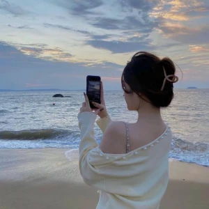 女人用手指触摸脸颊_美女照片头像
