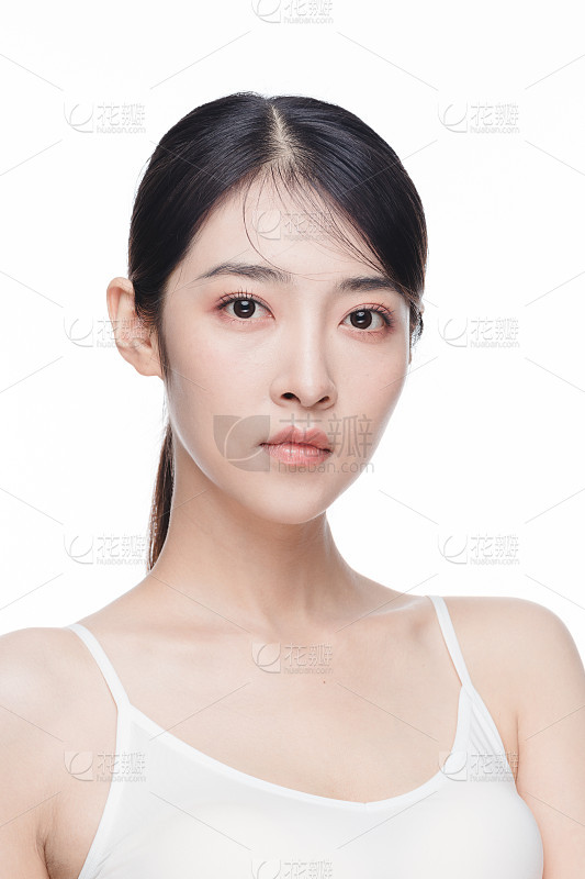 人物系列写实穿着时尚的年轻女性站在楼梯上的正面街拍全身照_美女照片。