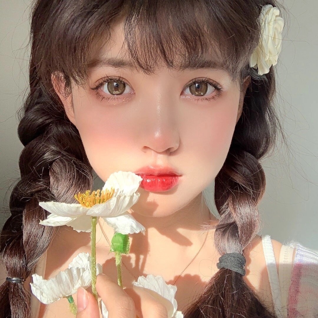发现一组女生头像纯欲风_美女头像真人高冷