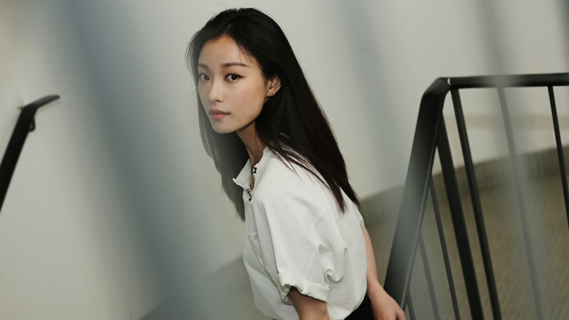 美丽的年轻女子穿着白色的连衣裙在湖滨池塘河流上休息专业的化妆和卷发发型_美女壁纸手机壁纸高清