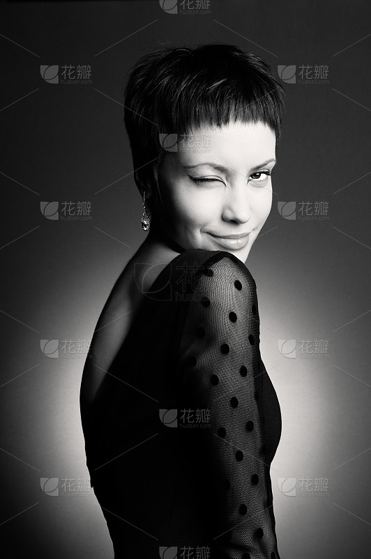 猫睡觉前自己清洁身体和爪子看起来很放松和可爱_美女头像真人