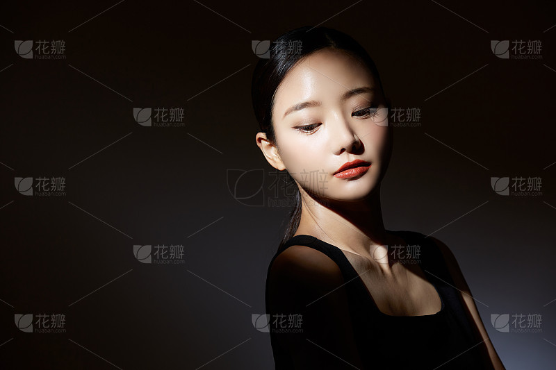 年轻女子的侧面对孤立的背景微笑_美女高雅造型