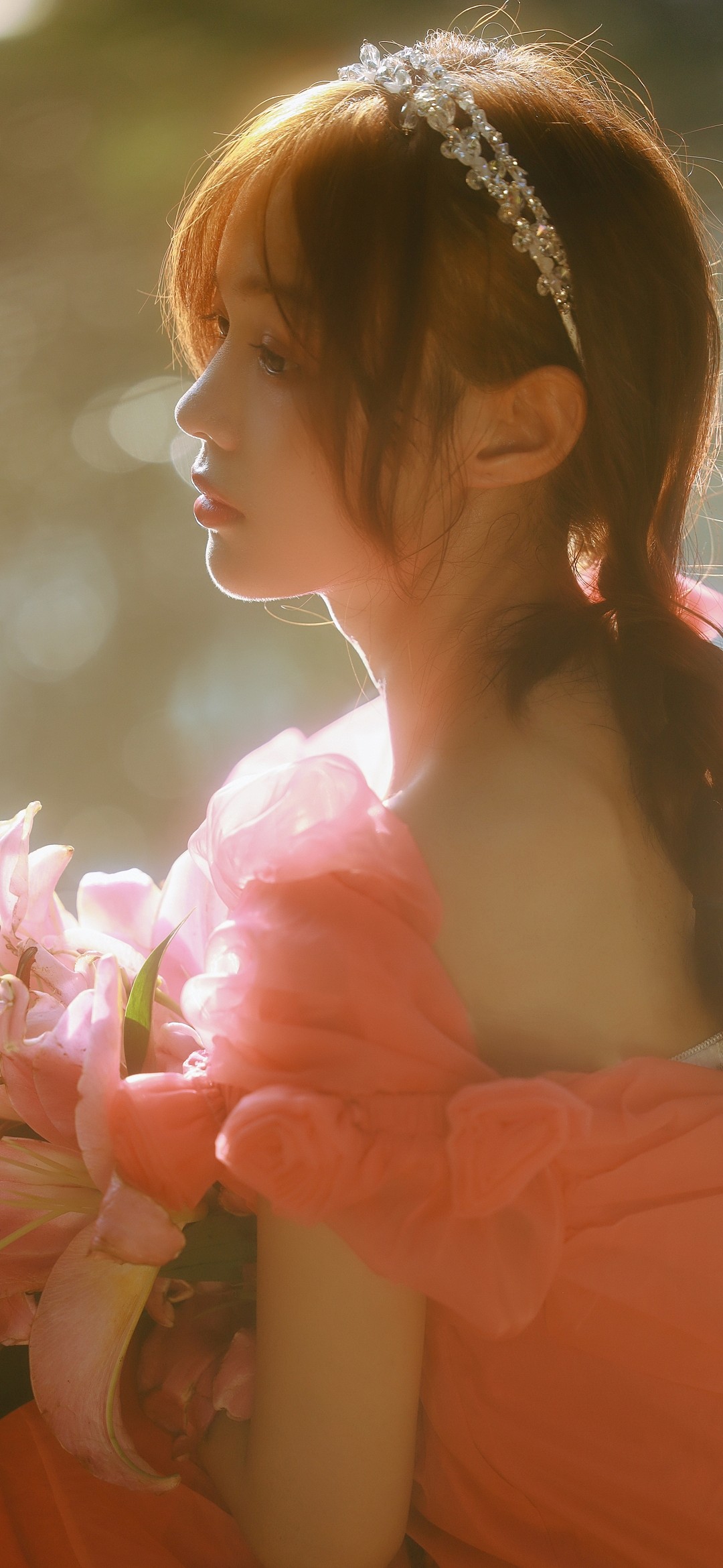 一个女人在户外拿着一束春天的花_美女头像