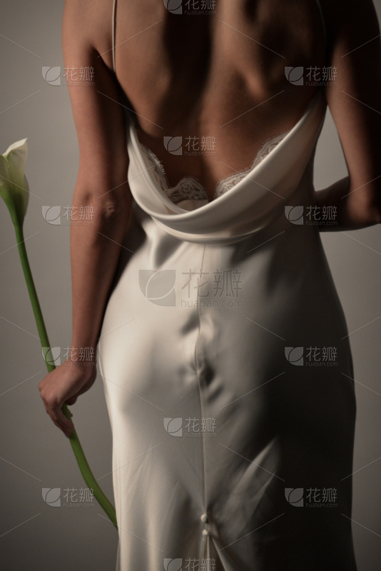 美丽的深色金发女人甩着长发_美女壁纸