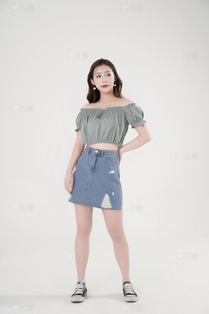 街拍时尚美女聆听街拍_美女头像真人