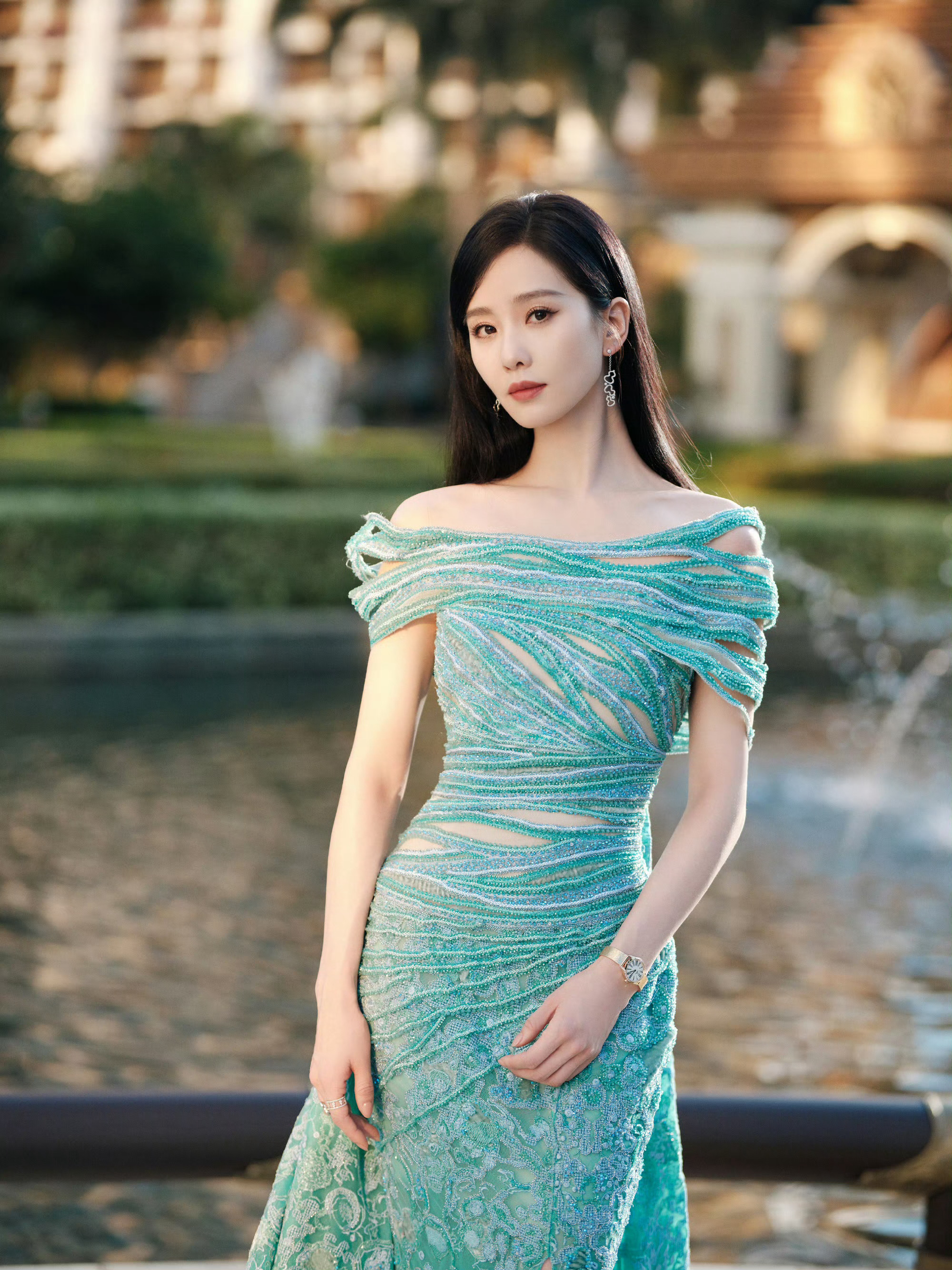 娜扎珍珠羽毛裙造型优雅迷人网易女人_美女照片游泳写真壁纸