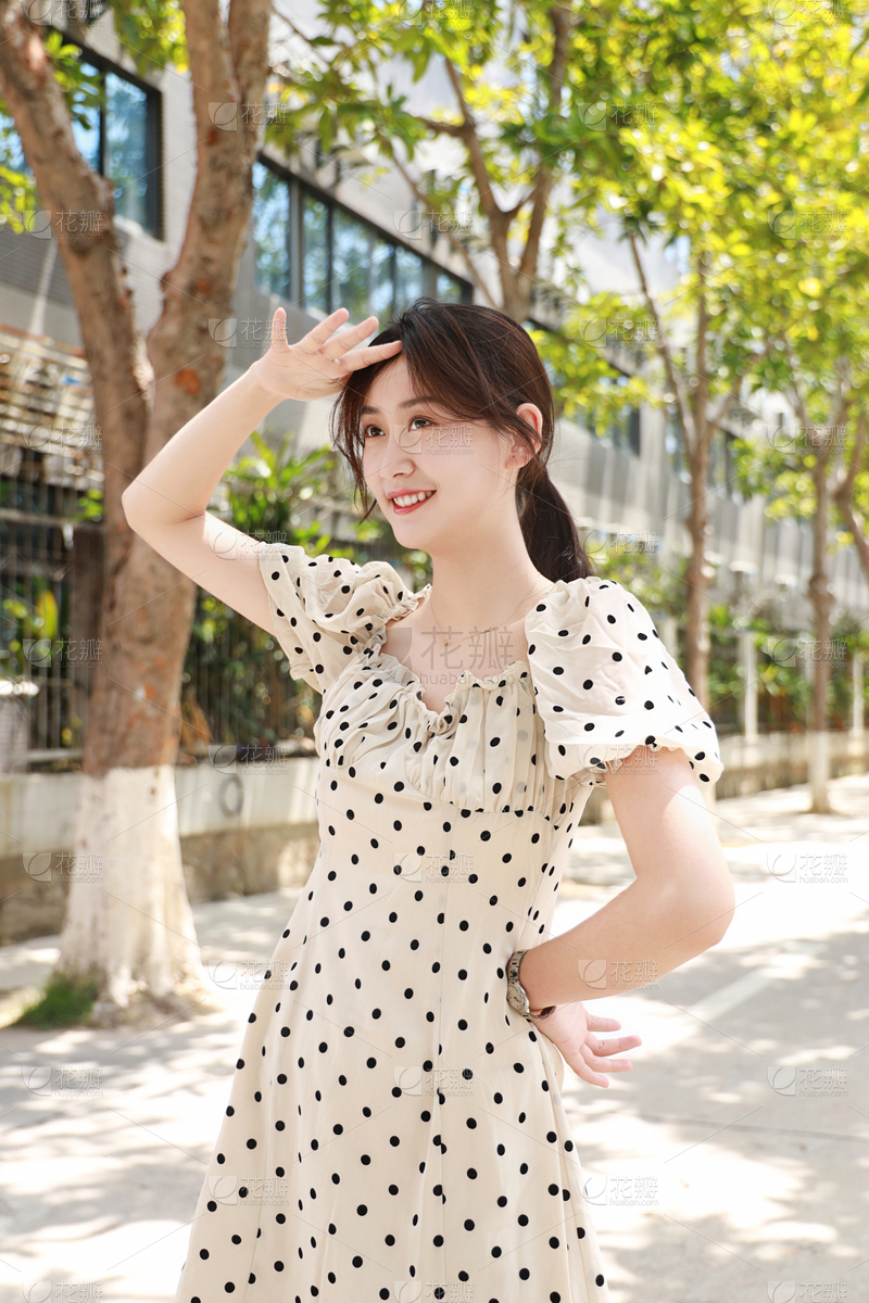 年轻女性蹲在草地上_美女头像图片
