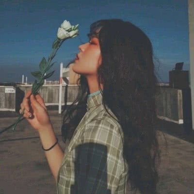 年轻男性站在公园的草地上_美女头像jpg格式