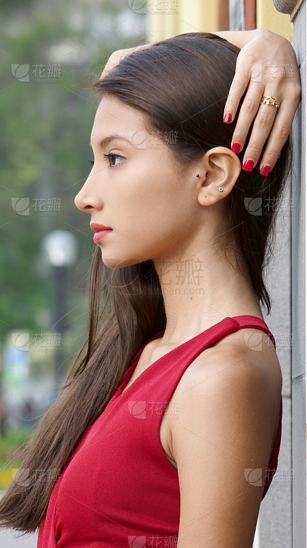 黑发女人甩着她的长发_美女照片手机挡脸头像