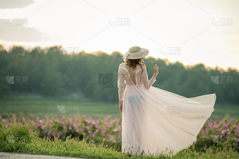 日落时分一个背着大背包的男人的剪影_美女壁纸手机壁纸