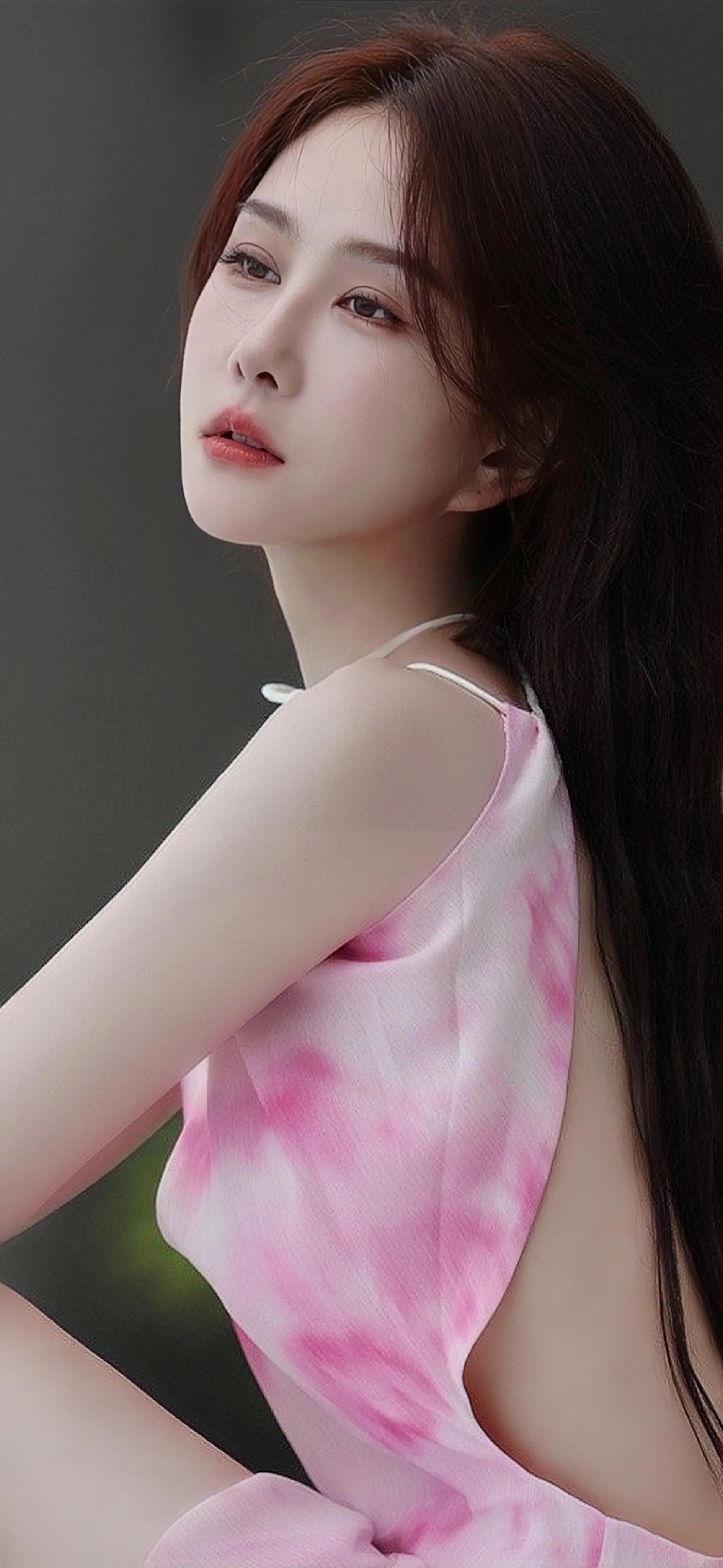 服饰系列实景模特穿着紫色衬衫和蓝色牛仔裤的室外摆拍_美女头像真人