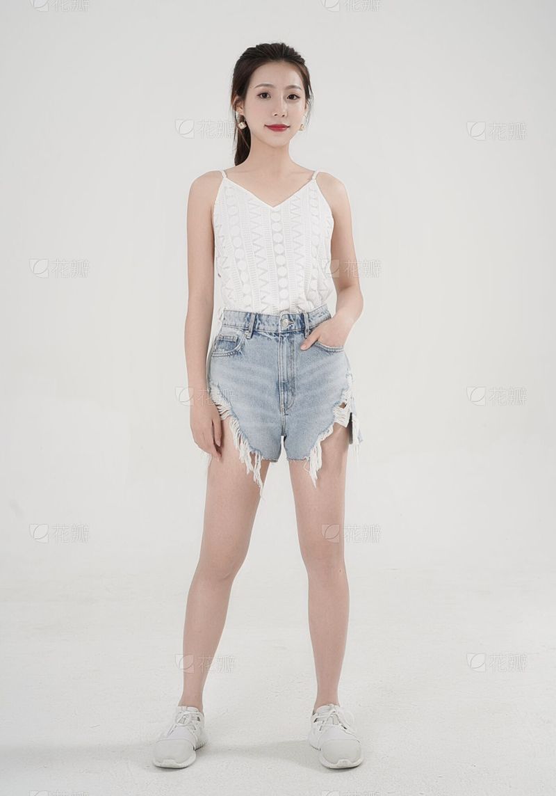 一个梳着辫子的年轻亚洲女人的粉红色背景肖像_美女照片游泳写真素材