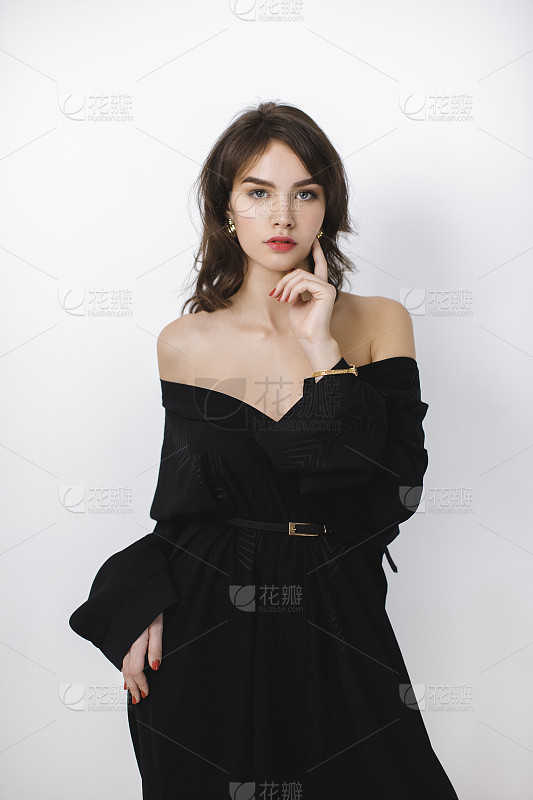 猫睡觉前自己清洁身体和爪子看起来很放松和可爱_美女照片
