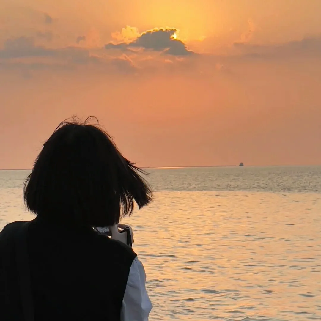大海风景旅游背影摄影图_美女头像