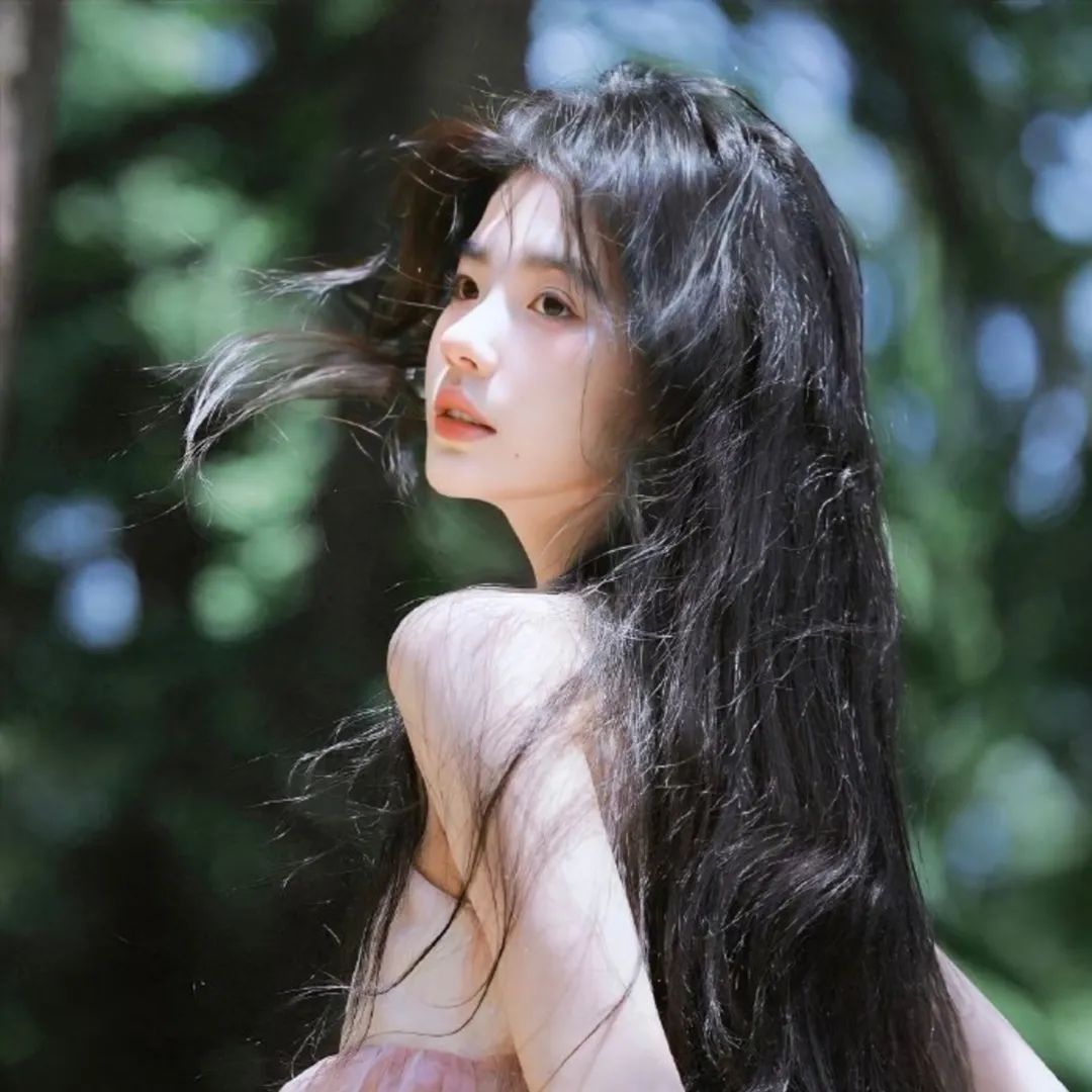 日落时分美丽的女孩走在草地上_美女壁纸手机壁纸