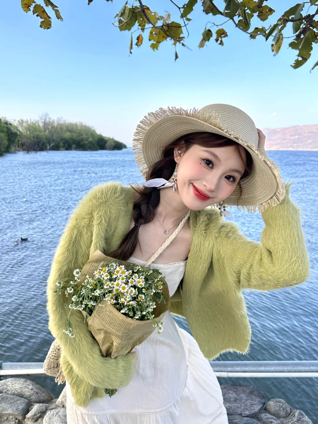 人物系列写实穿着斑点连衣裙的女装模特在街头摆拍_美女自拍