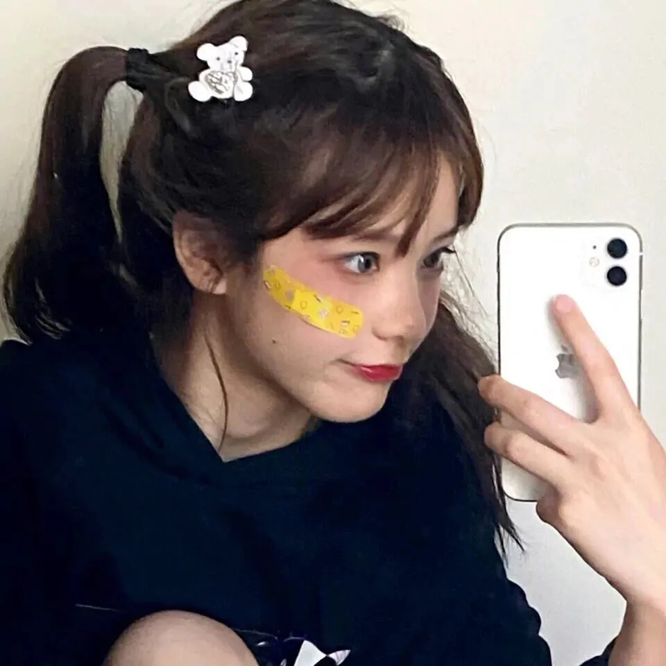 2个少女牛仔互相挤奶美女壁纸手机壁纸高清