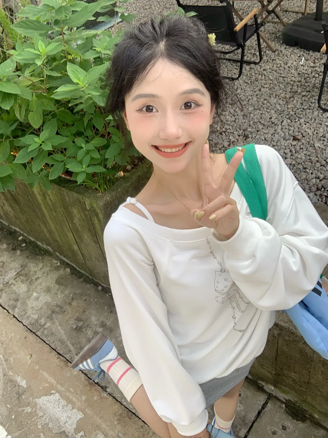 植物系列写实蓝天下花海与人图片_美女壁纸