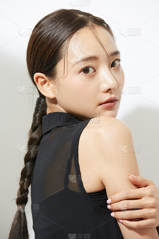 美丽年轻的亚洲女性与干净的新鲜皮肤在白色的背景面部护理面部治疗美容和水疗中心亚洲女性肖像_美女头像真人职业