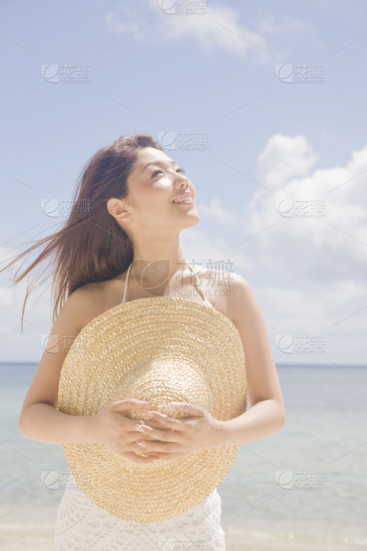 日落时分麦田里的金发美女_美女时尚街拍