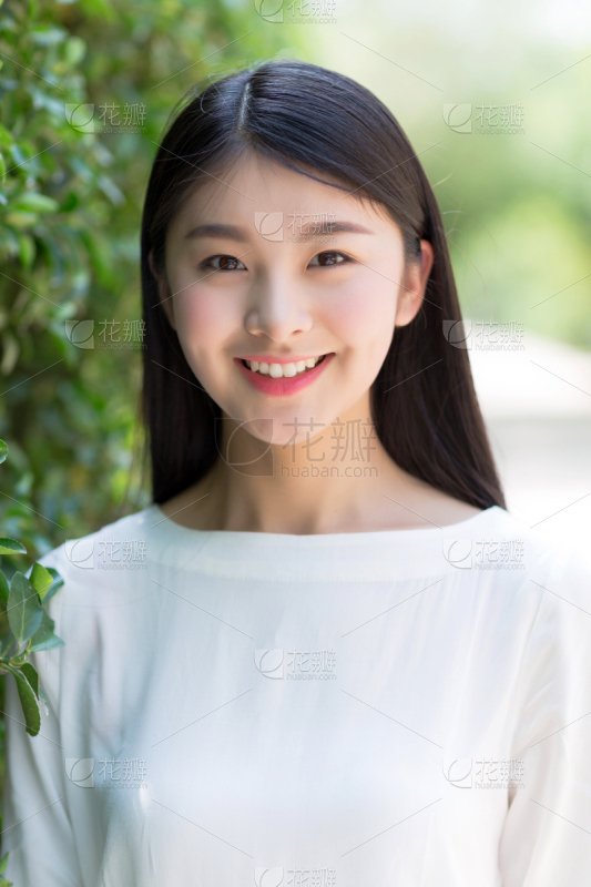 网红模特一手撑在沙发上一手扶眼镜_美女头像真人版好看