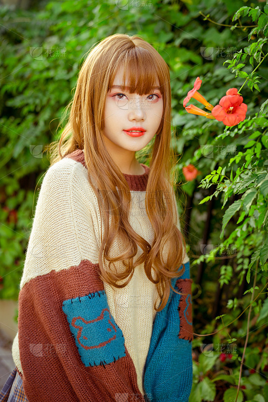 高清年轻女子坐在海边_美女壁纸手机壁纸