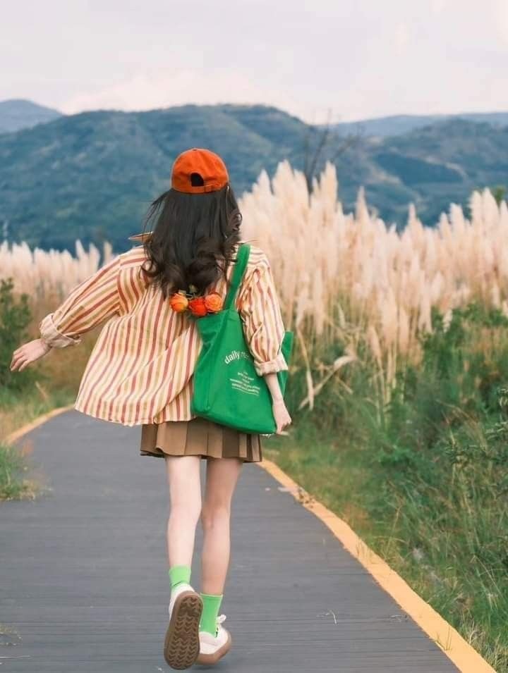 秋冬室内温暖岁女生半扎半披背影副本_美女头像可爱霸气高冷