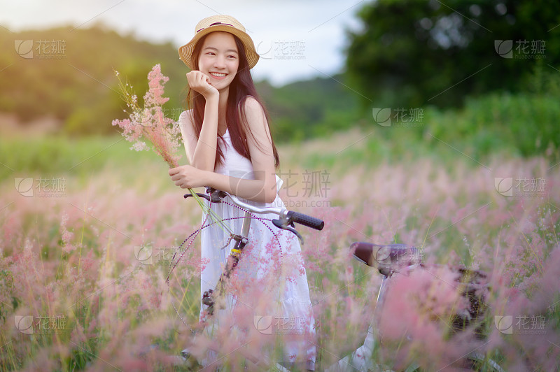 居家美女黑色吊带裙子高清气质美女手机壁纸_美女头像可爱霸气高冷