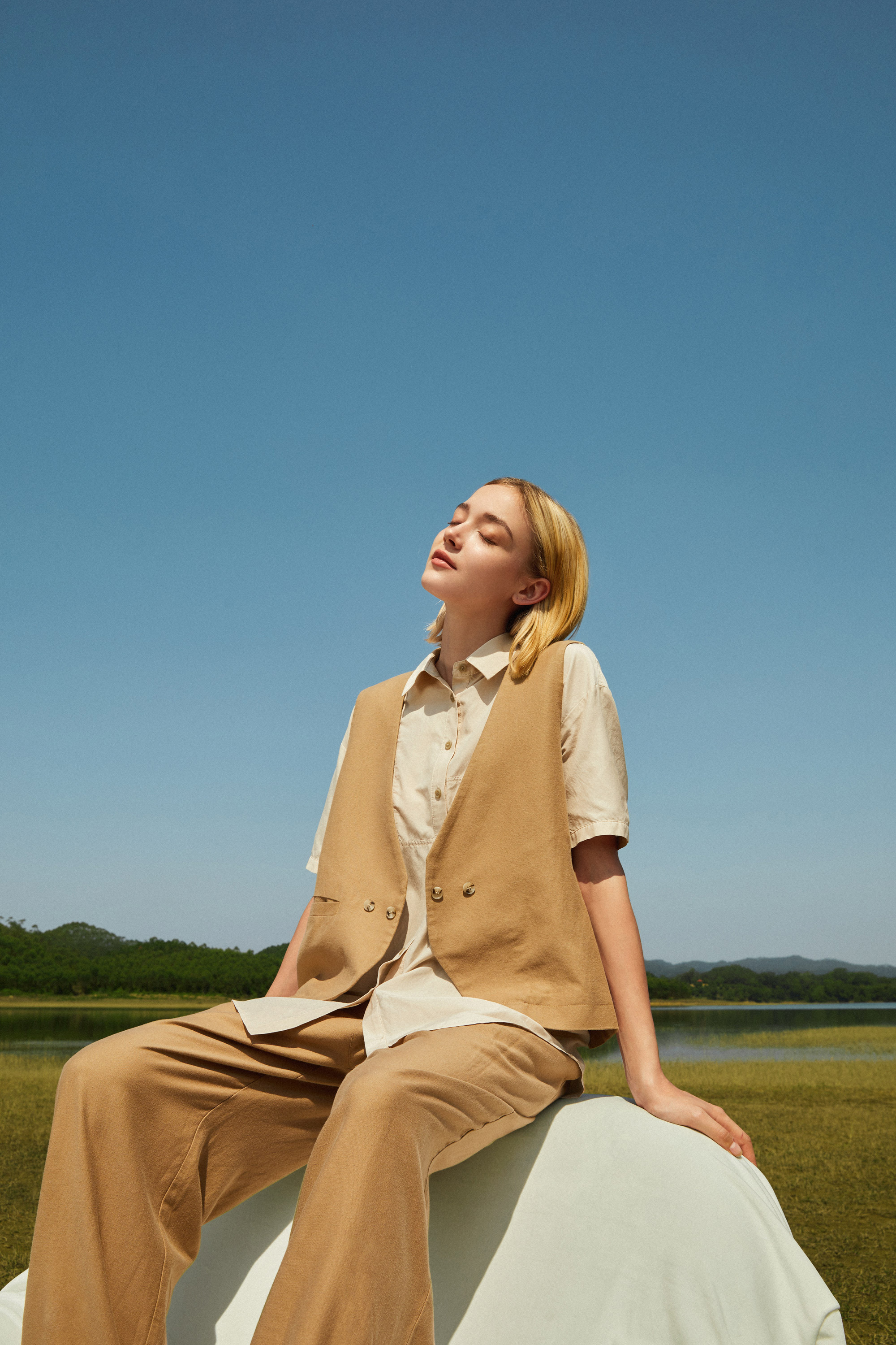 人物系列实景模特穿着家居服躺在沙发上开着风扇在看书_美女头像漂亮