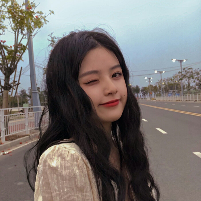 美女时尚街拍_美女头像真人甜美