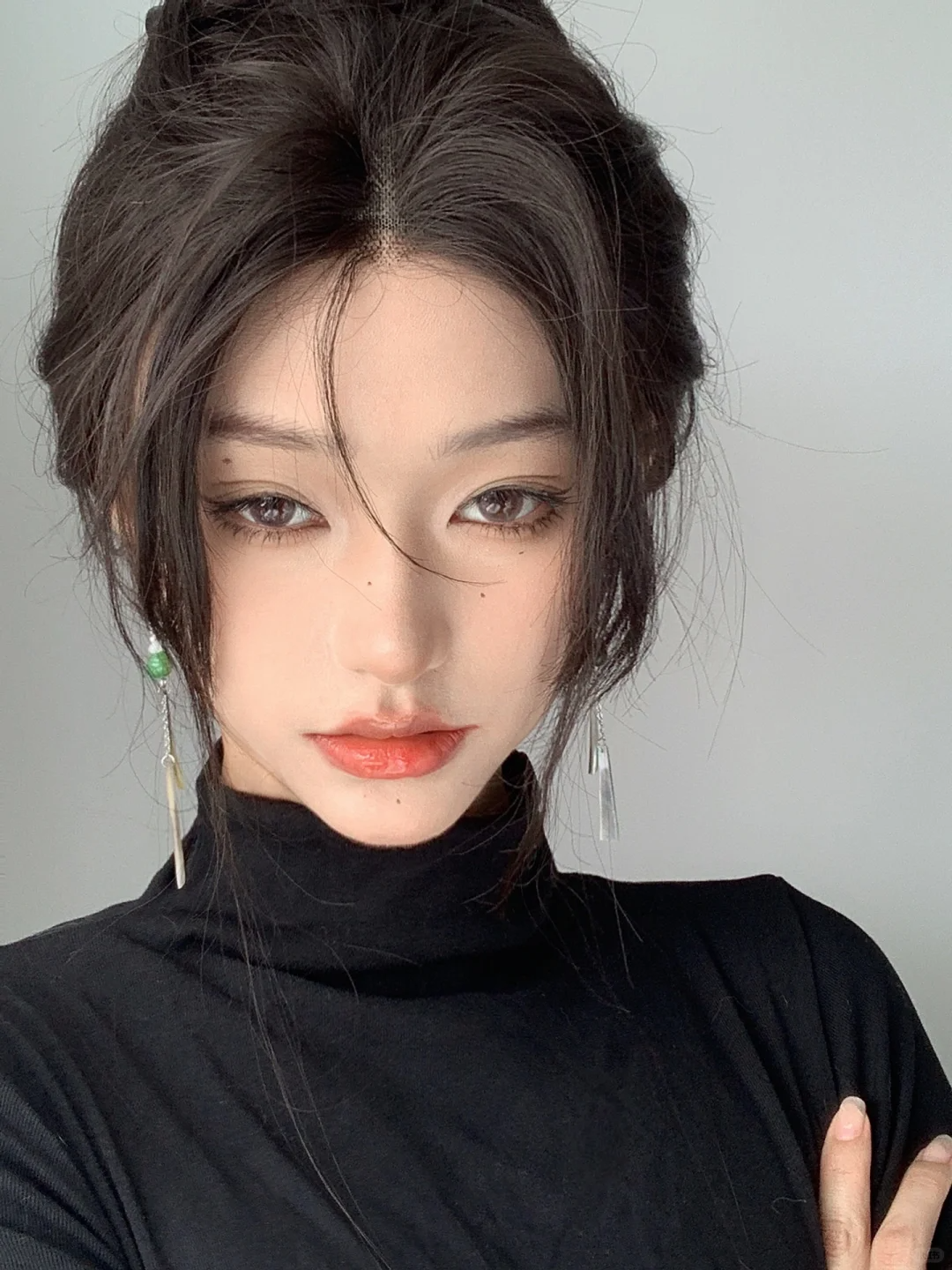 图片风格为人像摄影金色头发的女生微微侧脸穿着简约的服装深色背景超高清伦勃朗灯光比例_美女时尚街拍