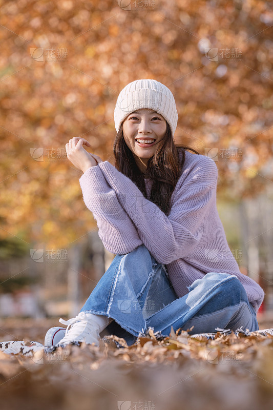 中年男性徒步旅行者在自拍_美女壁纸手机壁纸