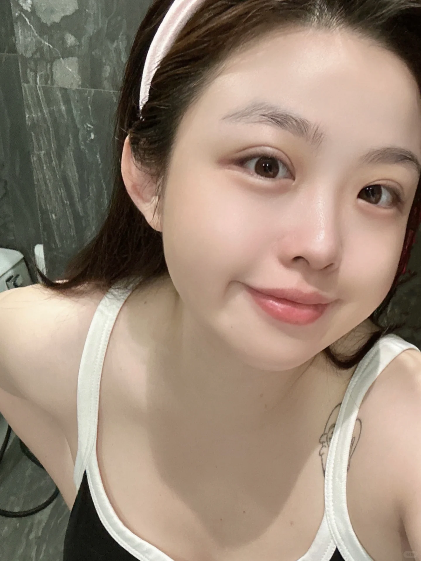 现代衣服人平坦的女人摄影师户外女孩时尚摄影_美女头像ins